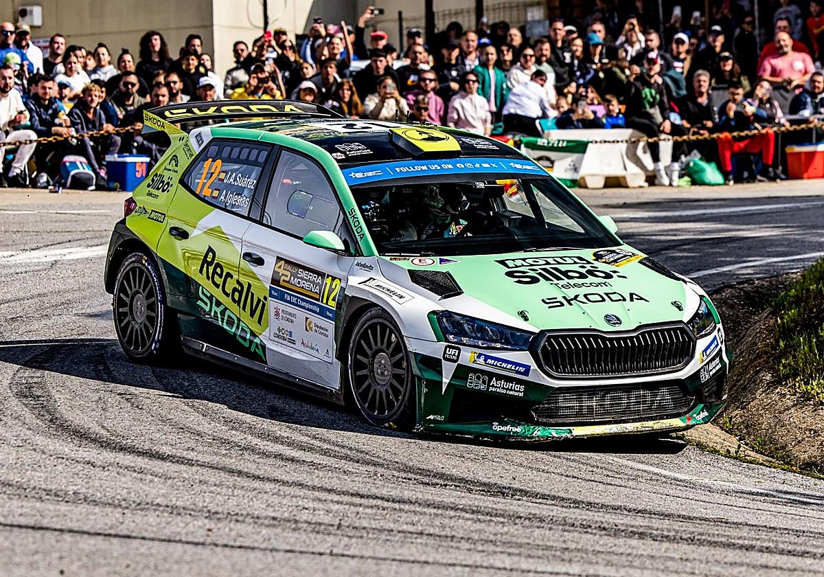 Suárez y Pin, con el Skoda Fabia RS Rally2 en el Sierra Morena.