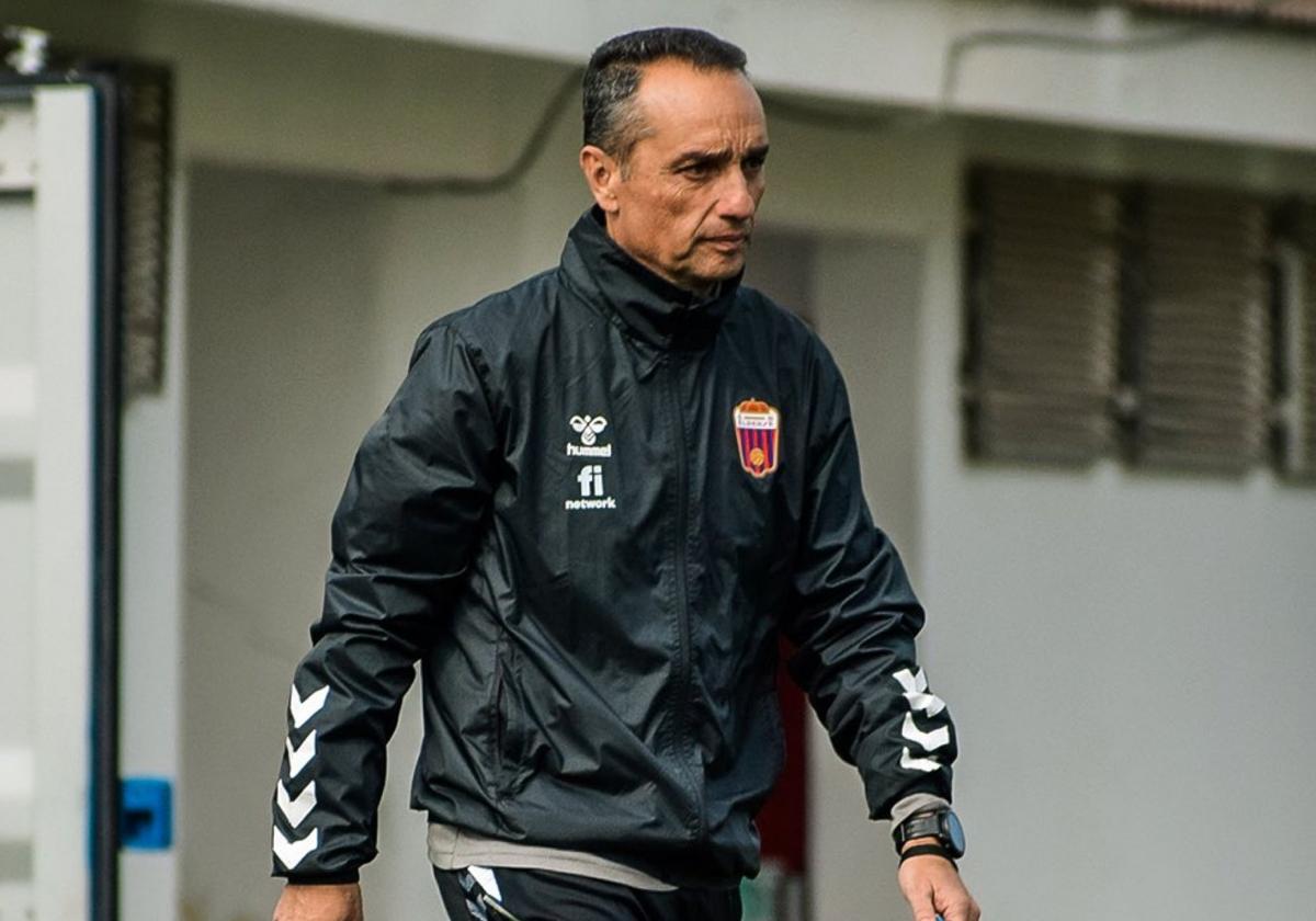 José Luis Oltra dirige un entrenamiento con la indumentaria del Club Deportivo Eldense.