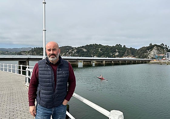 El alcalde, Paulo García (PP), ante el puente de la ría, en Ribadesella.