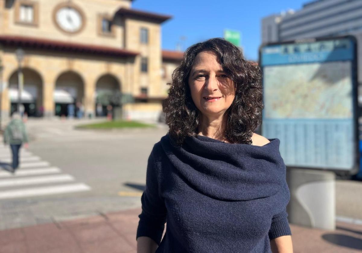 Noemí Pinilla-Alonso, ante la estación de tren de Oviedo.