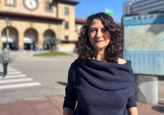 Noemí Pinilla-Alonso, ante la estación de tren de Oviedo.