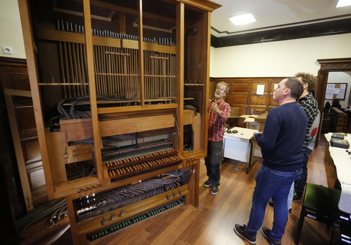 François Uys explica al director del conservatorio Julián Orbón de Avilés el proceso de desmontaje del órgano.