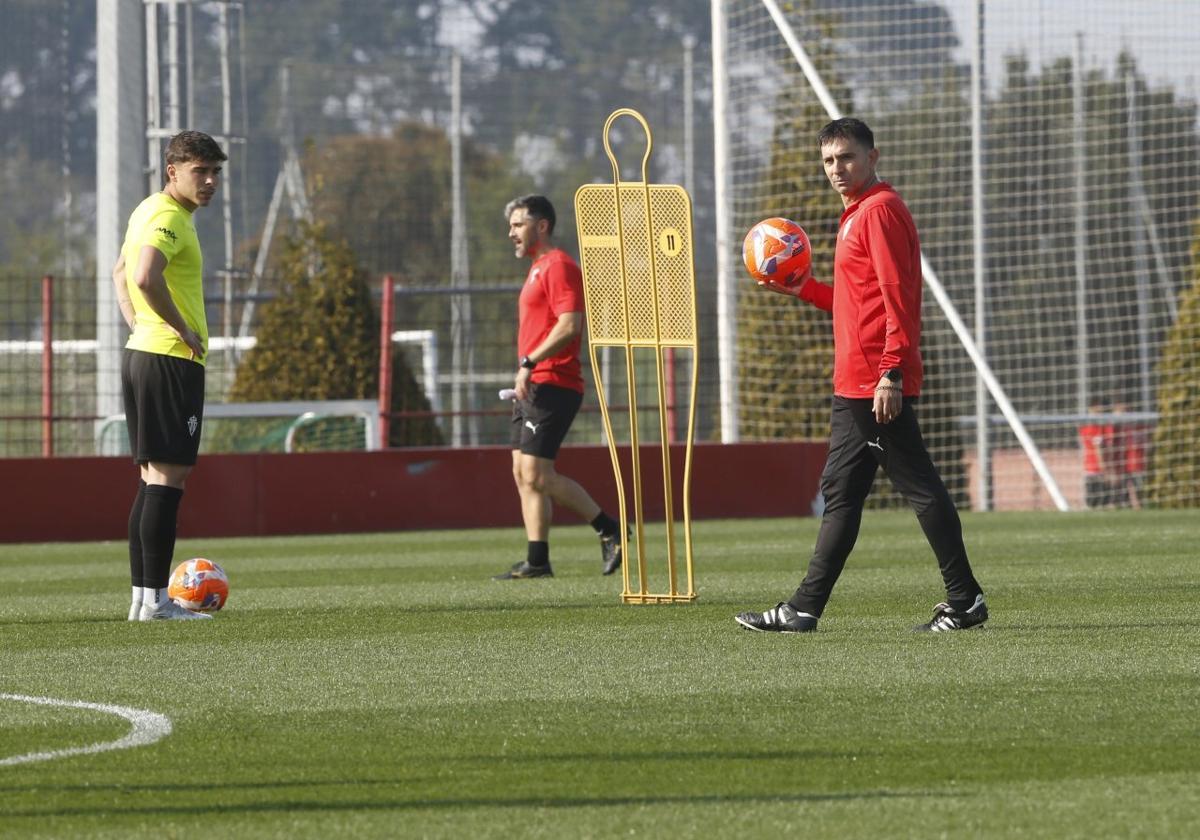 Asier Garitano, balón en mano, completó ayer su primer entrenamiento como entrenador del Sporting. Al fondo, Pablo García y Miguel Pérez.