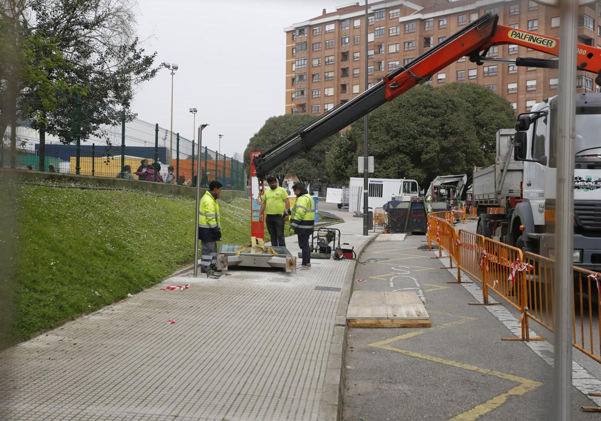 Los trabajos han comenzado con la retirada del mobiliario urbano actual.