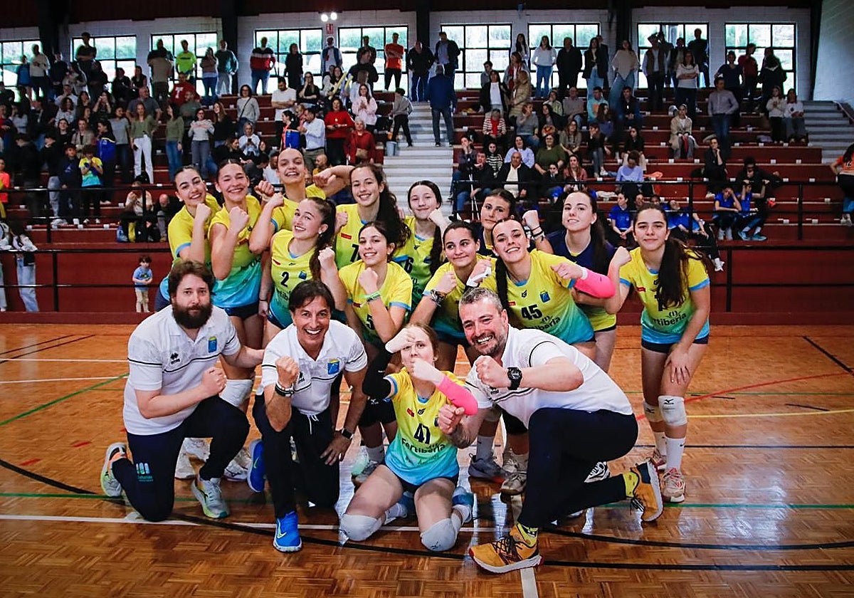 Equipo juvenil con los técnicos Iván Álvarez, Carlos Pérez y Jesús Iglesias.