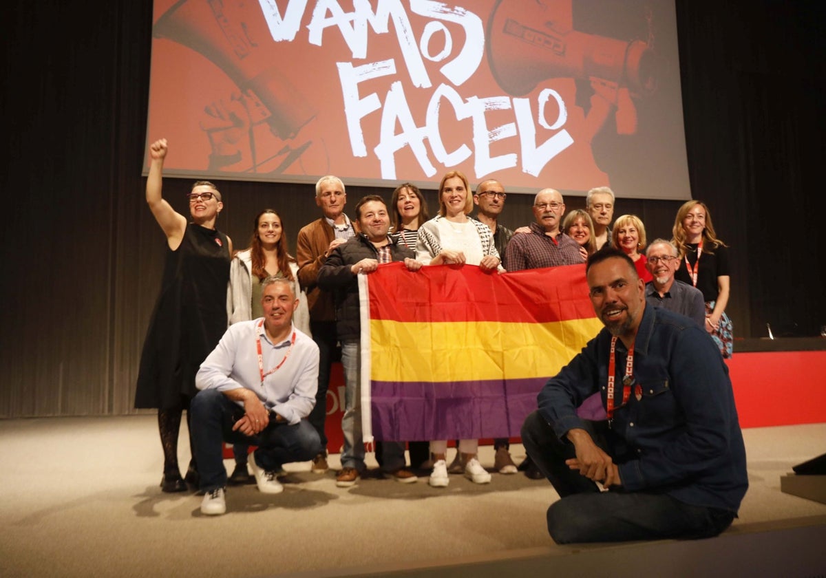 Úrsula Szalata, Marta Fernández, Jaime Martínez, Juan Manuel Suárez, Baragaño, Lucía Montejo, Ana Belén García, Damián Manzano, Enrique Fernández, Esther Barbón, Marcos Rodríguez, María José Gutiérrez y Ana María Rodríguez. Delante: Carlos Díaz, José Manuel Zapico y Raúl Díaz.