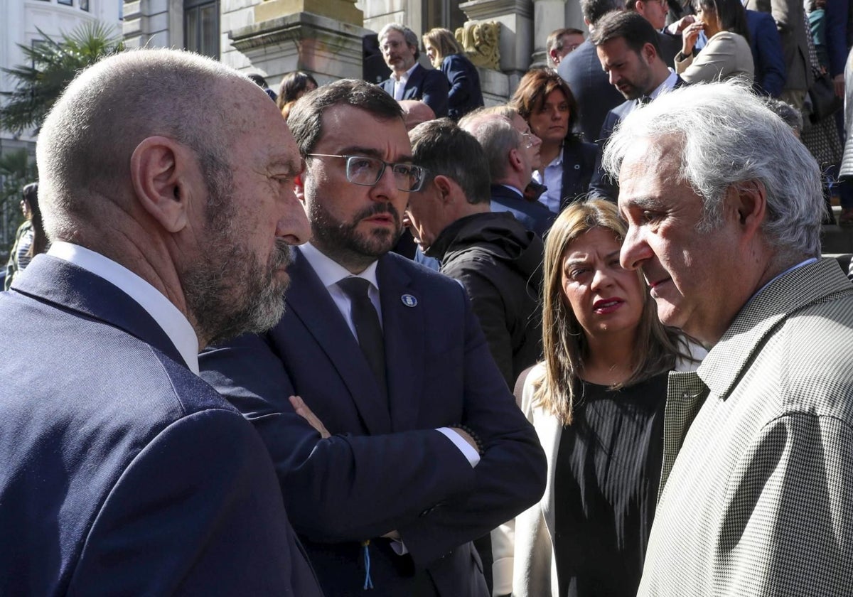 Jesús María Chamorro, presidente del TSJA, conversa con Juan Cofiño, Adrián Barbón y Gimena Llamedo, a las puertas de la Junta General.