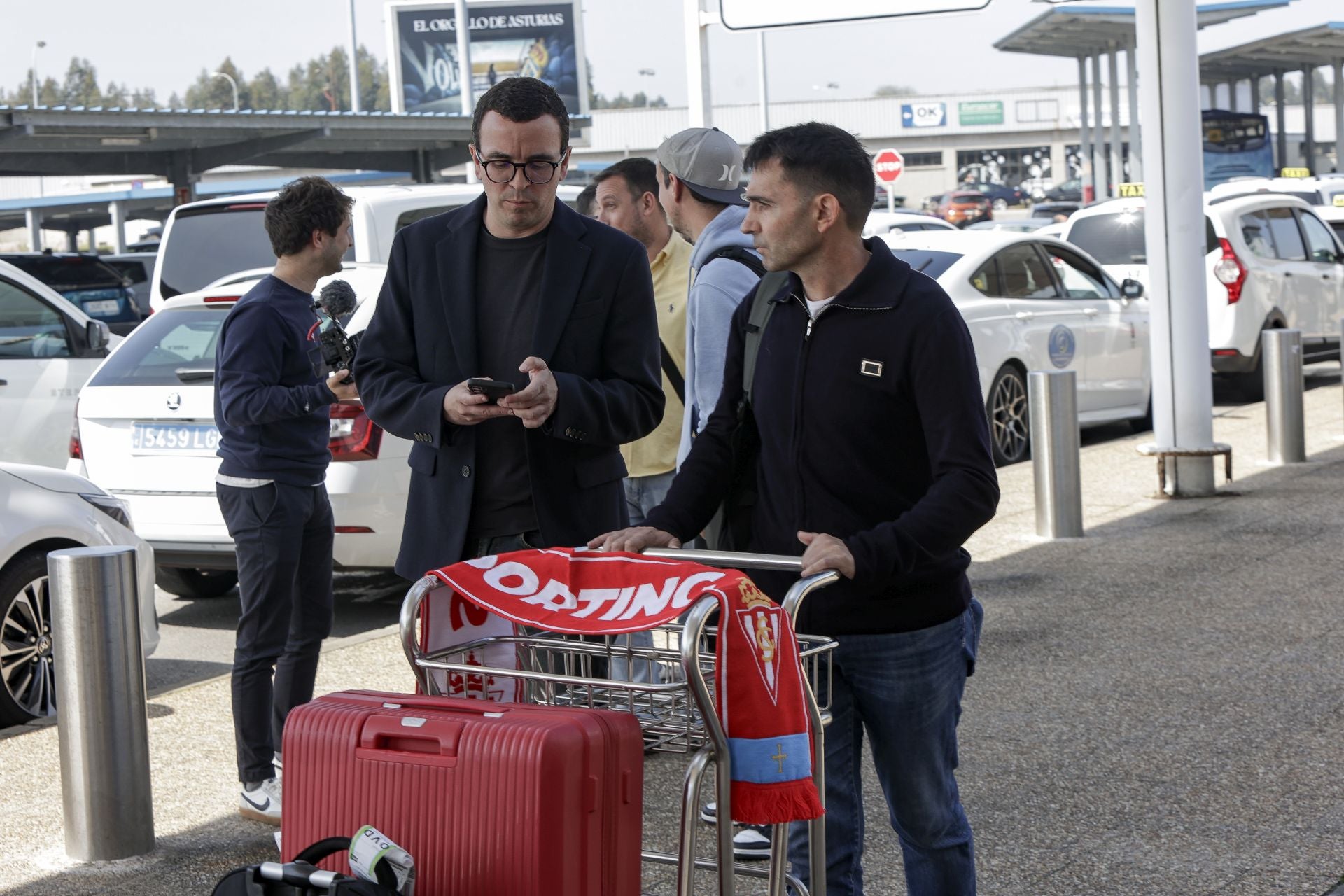 Las primeras imágenes de Asier Garitano a su llegada a Asturias