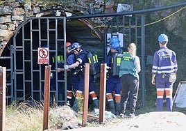 Especialistas de Salvamento Minero de Hunosa entran en la mina de Cerredo.