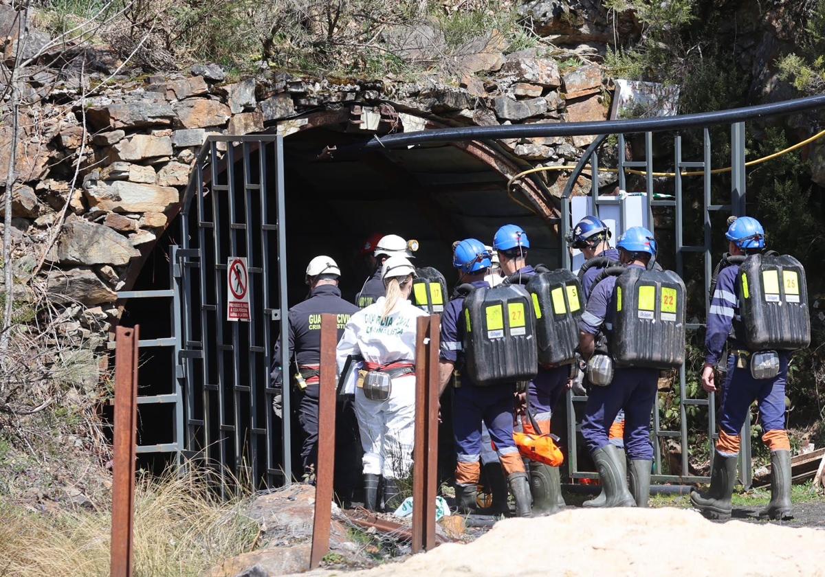 Fotos: La Guardia Civil inspecciona la mina de Cerredo analizando su ventilación y actividad