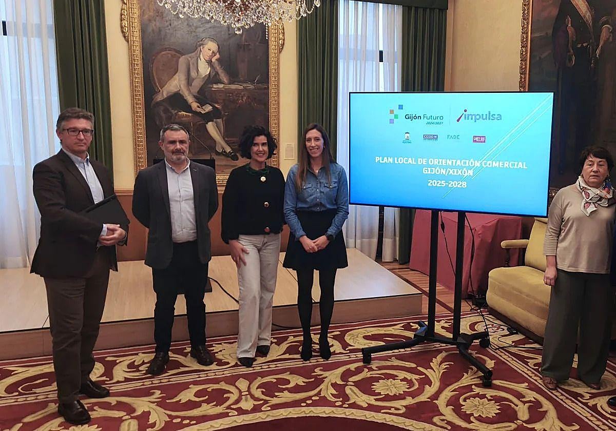 Fernando Méndez-Navia, Luis Díaz, Sara Menéndez, Ángela Pumariega, Carmen Moreno, Sergio González y Daniel González, en la presentación del plan en febrero.