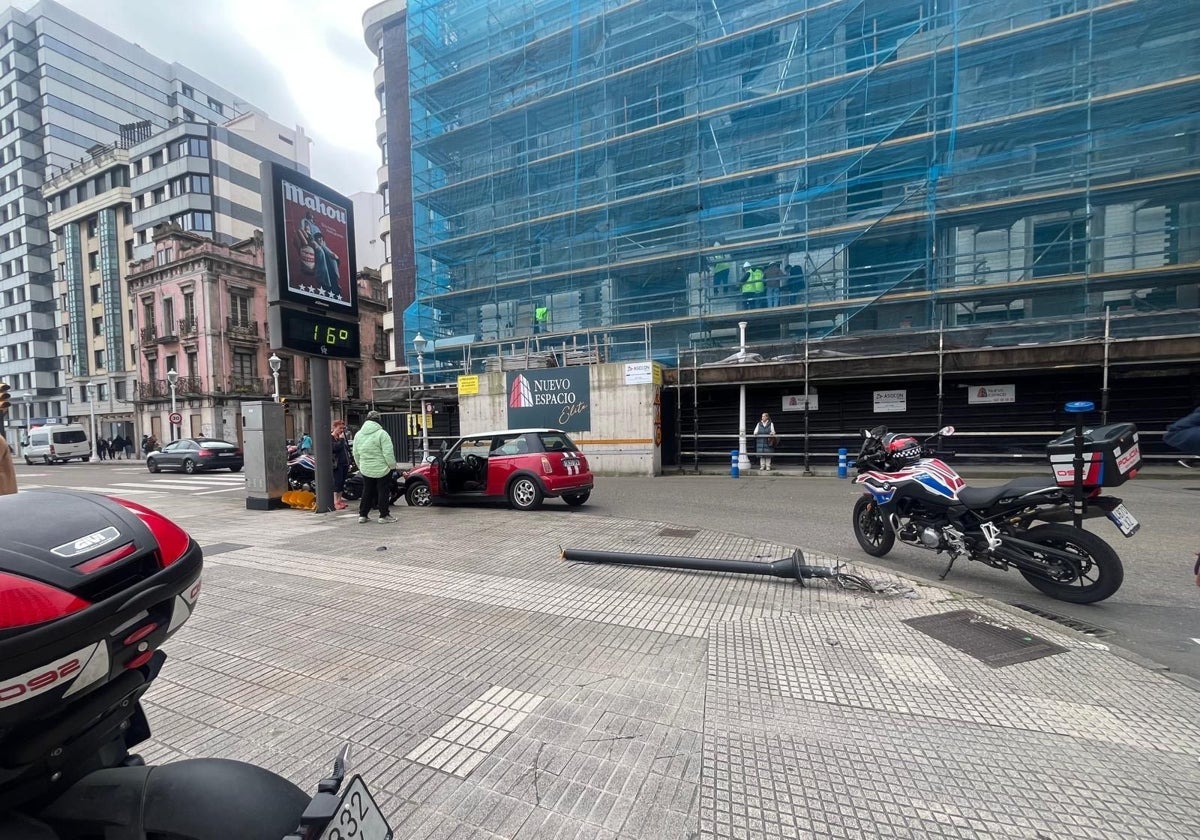 Semáforo derribado en el Náutico, en Gijón.