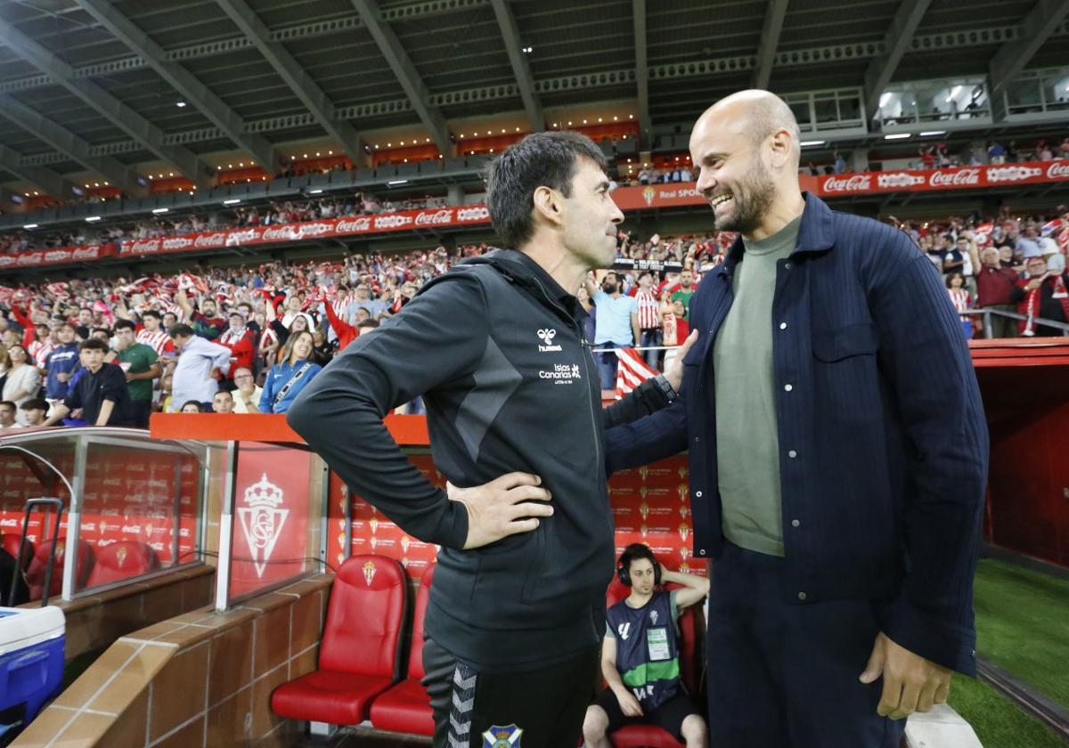 Asier Garitano, junto a Miguel Ángel Ramírez en el Molinón, la pasada temporada cuando dirigió al Tenerife.