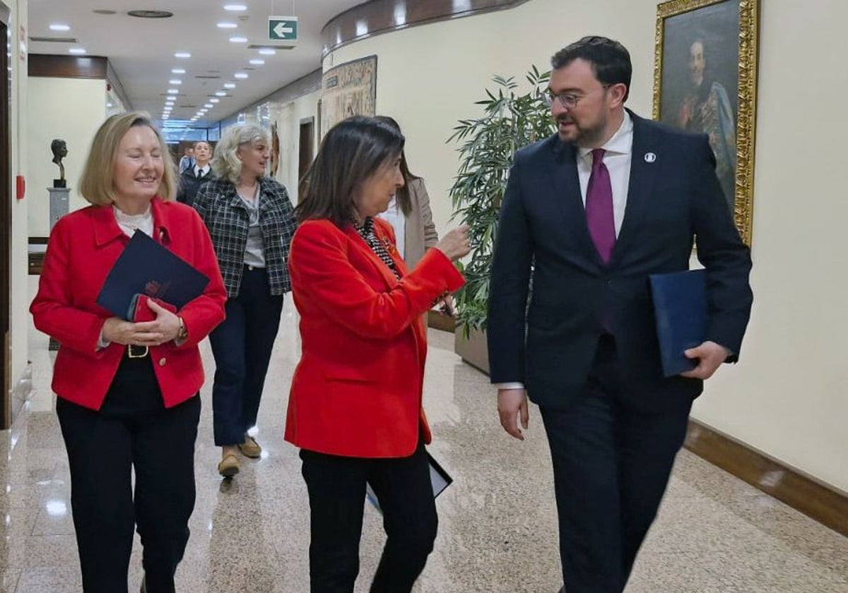La ministra de Defensa, Margarita Robles, conversa con Barbón a su llegada al ministerio.