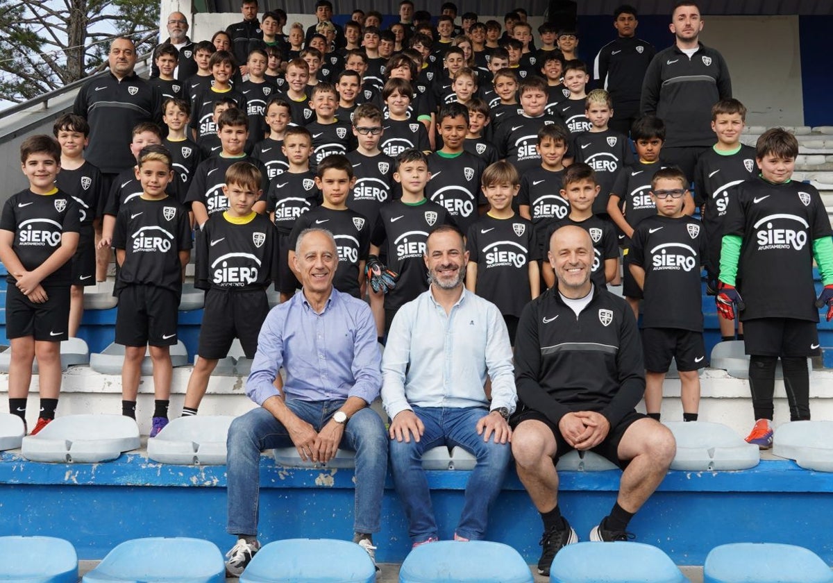 Presentación de la nueva equipación con el emblema de Siero.