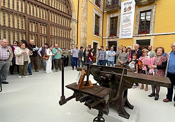 El equipo formativo de El Prial, con el alcalde, varios alumnos, exalumnos y padres, y las hermanas Ana María y Raquel Sánchez, que donaron al centro esta máquina combinada de carpintería de 1949, del taller de su padre, Enrique Sánchez Martín.