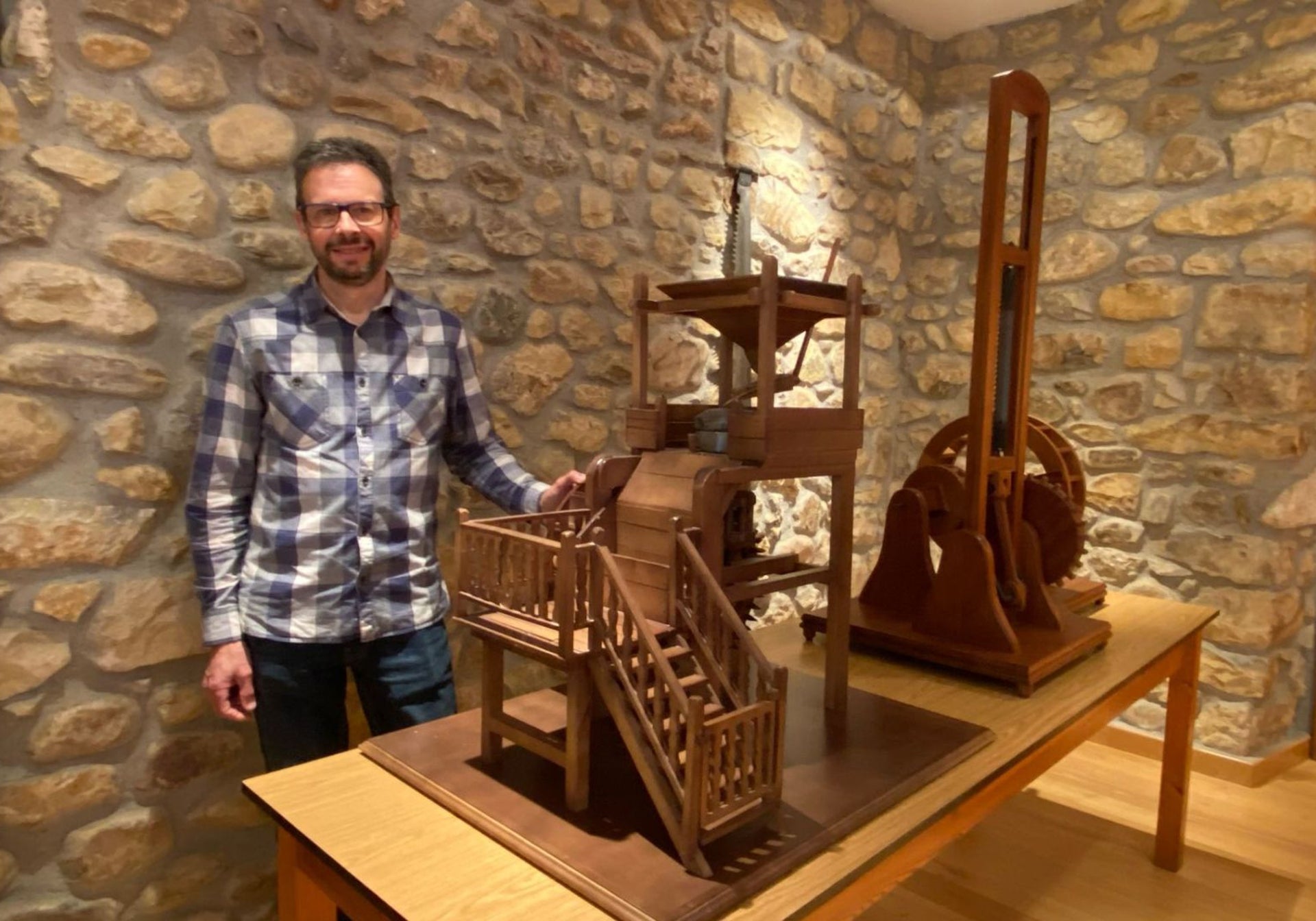 Benjamín Suárez, con dos de las maquetas que se muestran en la sala de la planta alta de El Prial.