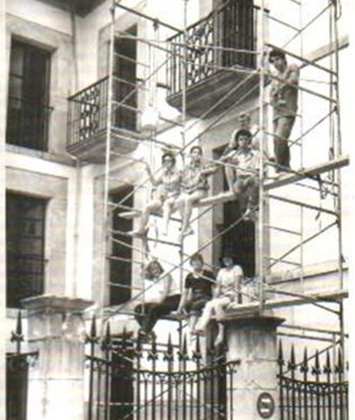 Imagen secundaria 2 - En la primera imagen, maqueta de un llagar de sobigañu cedida a El Prial por un artesano local ya fallecido. En la segunda imagen, la casona cuando era colegio de las Carmelitas. En la tercera, varios de los promotores de El Prial, en el andamio, durante las obras de arreglo de la fachada para su inauguración, en 1975.