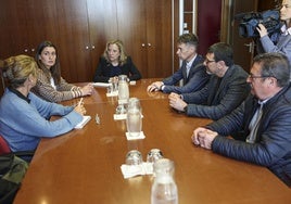 Belarmina Díaz, en el centro, reunida con una representación de alcaldes de ACOM.