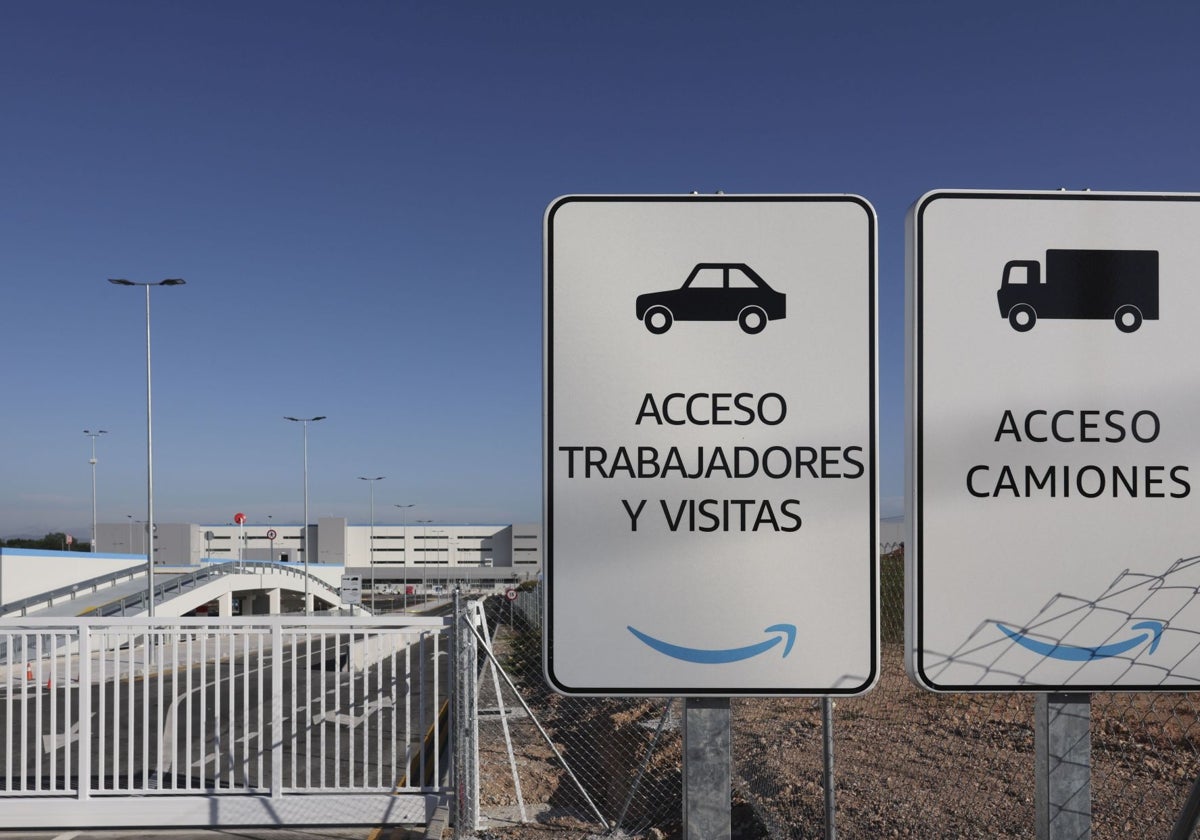 Acceso al súper centro logístico de Amazon, en el parque empresarial de Bobes, en Siero.