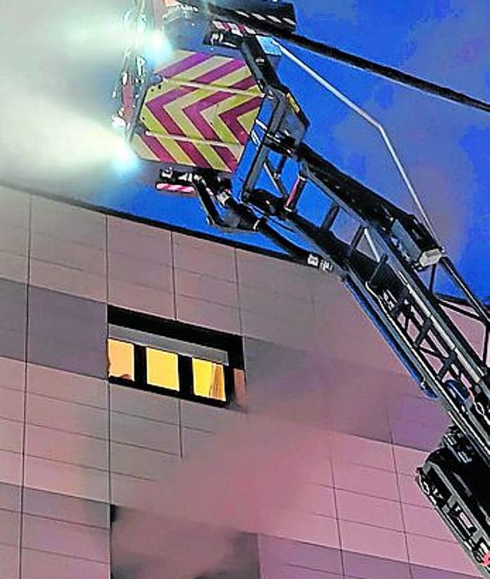 Imagen secundaria 2 - Incendio nocturno en un tercer piso de la calle Fuente del Real en Gijón
