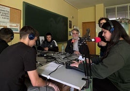 Alberto Valcácel fue entrevistado por los alumnos del centro para su 'podcast'.