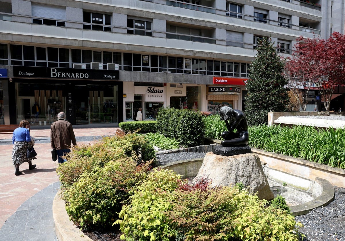 La fuente de la plaza de Longoria Carbajal de Oviedo, convertida en jardinera en 2011.