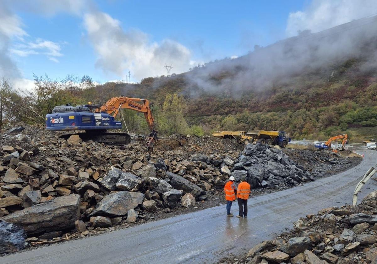 Operarios trabajan en la retirada del argayo de la autopista del Huerna antes de la reapertura al tráfico.