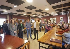 Jesús Martínez Salvador, Nuria Bravo, Pelayo Barcia y Carmen Moriyón y Gilberto Villoria, de pie, con el presidente de 'Les Caseríes', Miguel Llanos (entre los dos últimos), antes de comenzar la reunión.