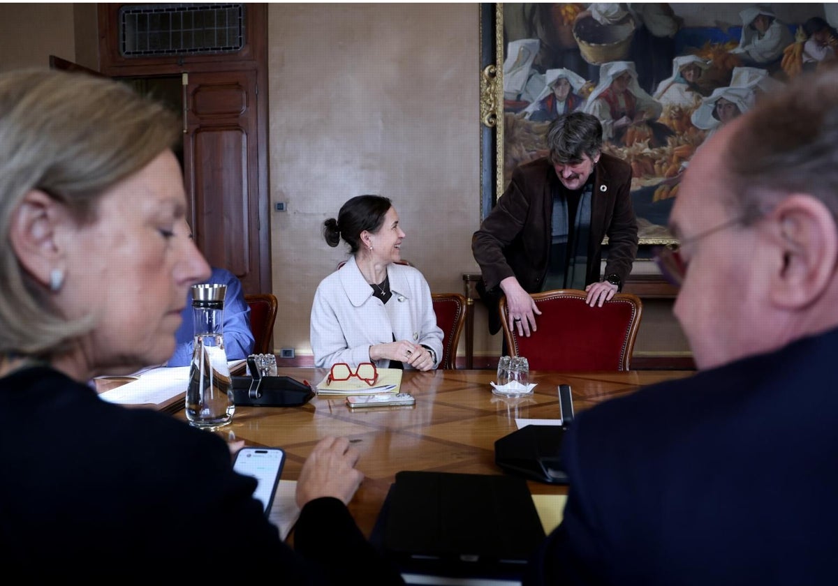 Dolores Carcedo y Xabel Vegas, conversan durante una reunión de la Junta de Portavoces.