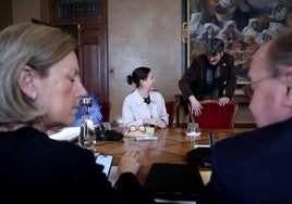 Dolores Carcedo y Xabel Vegas, conversan durante una reunión de la Junta de Portavoces.