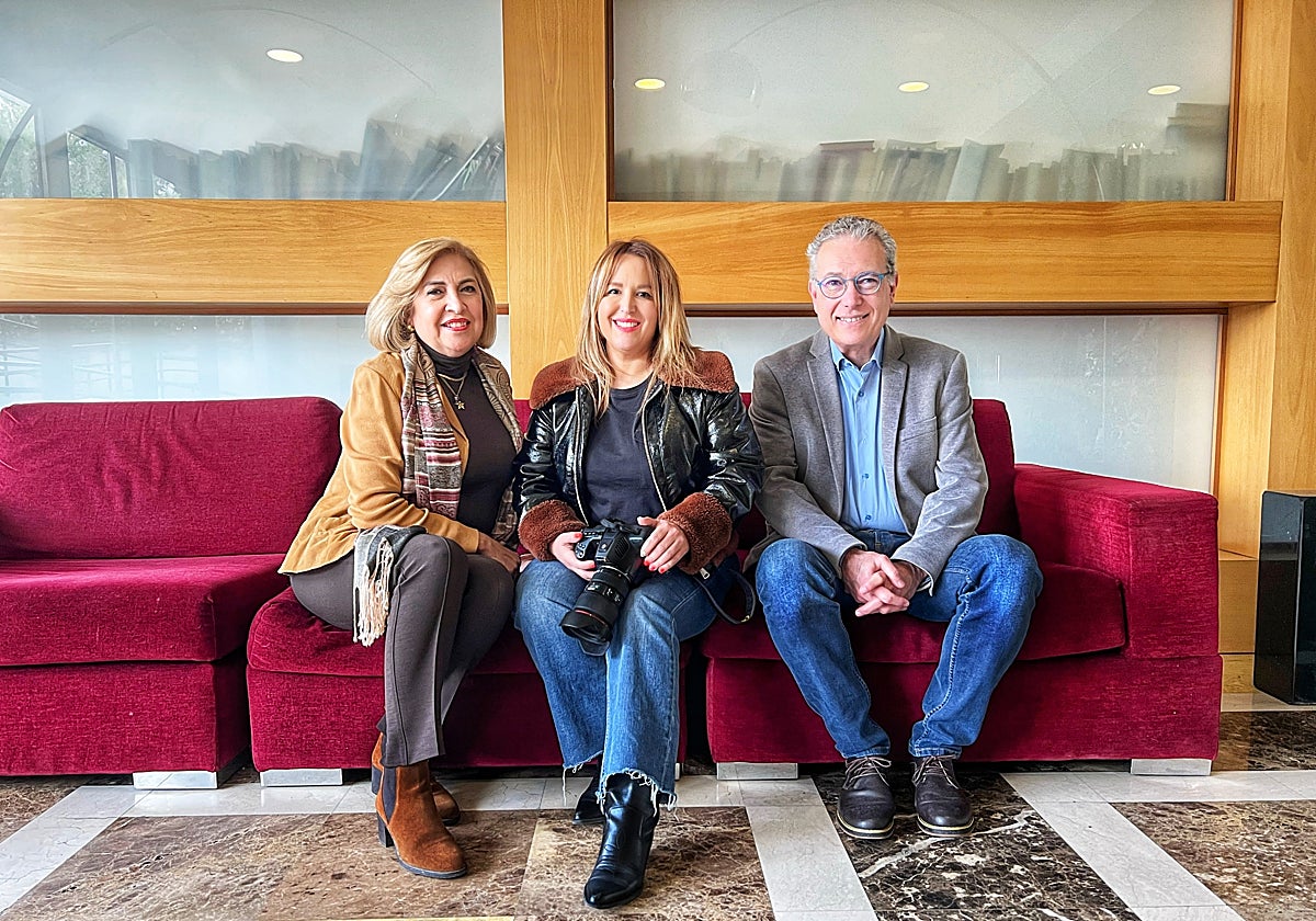 La directora, en el centro, junto a los nietos de la artista, entrevistados para la película.