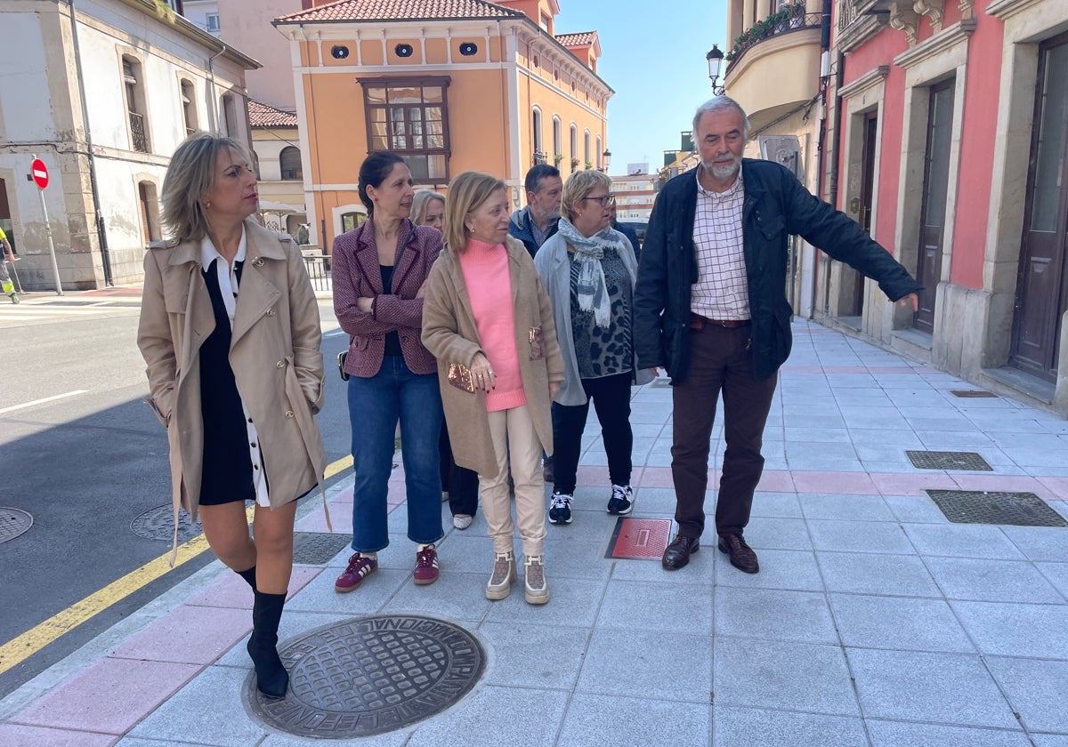 Susana Madera y Amparo Antuña, en la zona renovada.