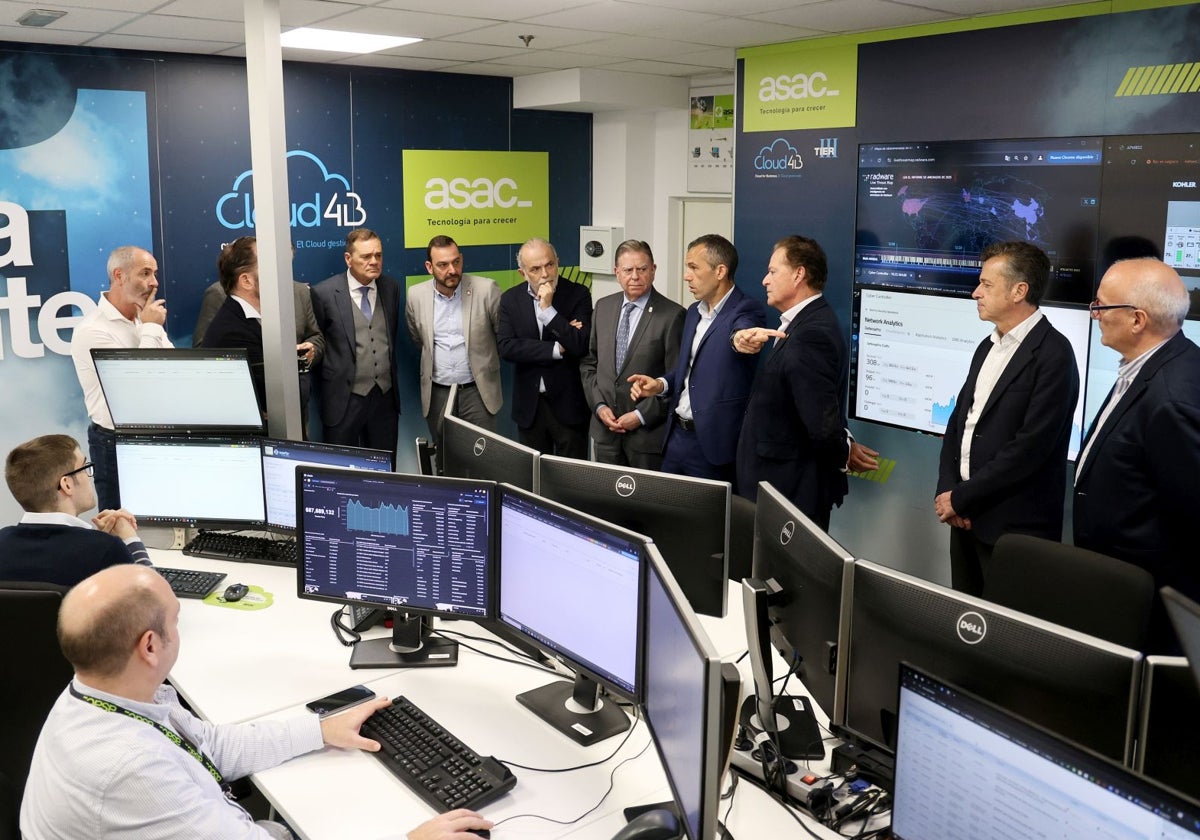 Representantes políticos y empresariales, en la sala de control del Data Center 1 de ASAC en Llanera.