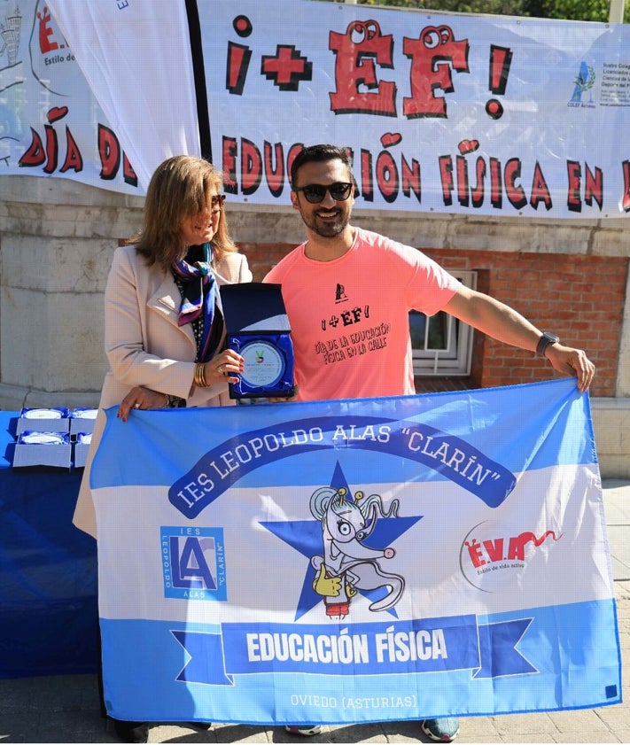 Imagen secundaria 2 - Los estudiantes practicaron diversos ejercicios bajo la atenta mirada de la edil de Deportes, Concepción Méndez, y el coordinador de la actividad, Óscar García.