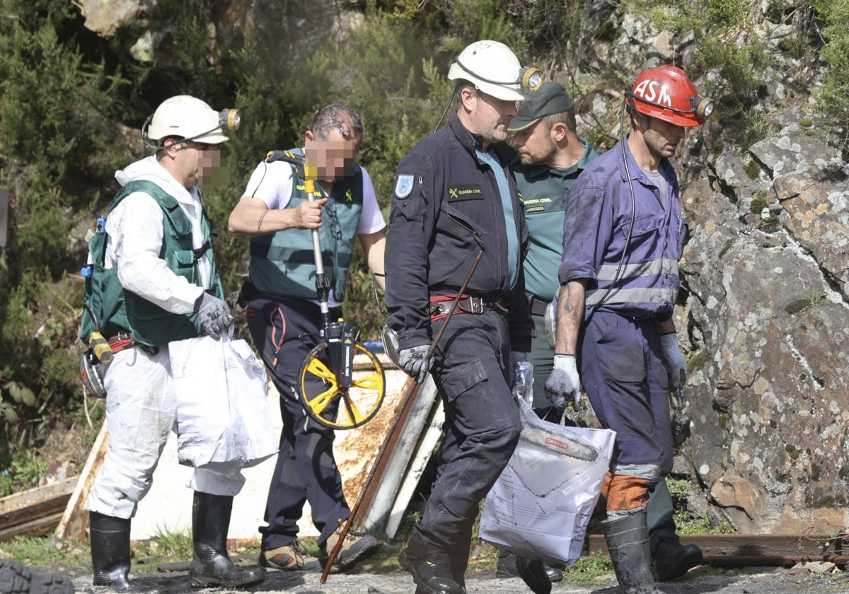 Agentes y especialistas de la Brigada de Salvamento Minero, tras inspeccionar la mina de Cerredo.