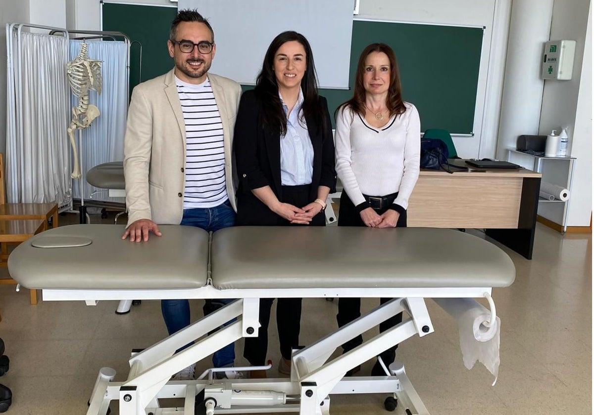 David Lastra, fisioterapeuta de la Fundación Hospital de Jove, y Cruz Sousa y Nélida Conejo, profesoras de la Universidad de Oviedo, son los autores del estudio junto con Gustavo Rodríguez, profesor de la Universidad de Vigo.