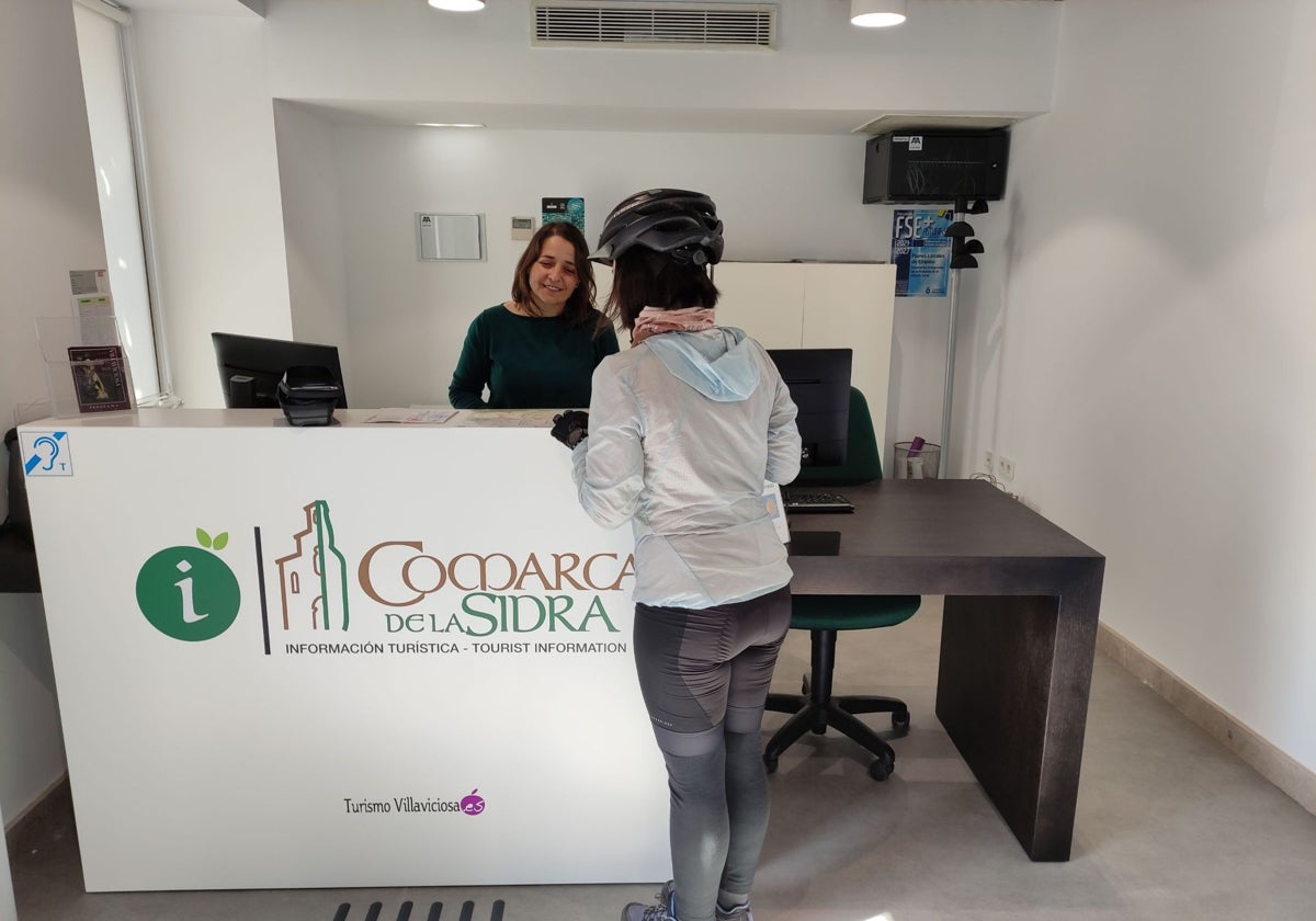 Una peregrina, en un centro de información de Villaviciosa.