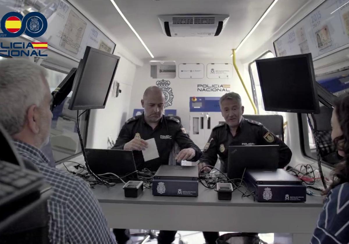 Los agentes tramitan a Alfonso y Leticia su documentación.
