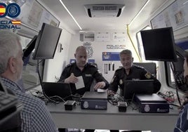Los agentes tramitan a Alfonso y Leticia su documentación.
