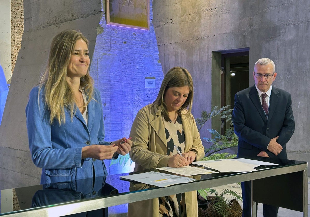 Sara Aagesen y Gimena Llamedo firman la adhesión del Principado a la Red Estatal de Centros de Innovación Territorial, en presencia de Francesc Boya, secretario de Estado para el Reto Demográfico, en el centro de congresos de Ponferrada.