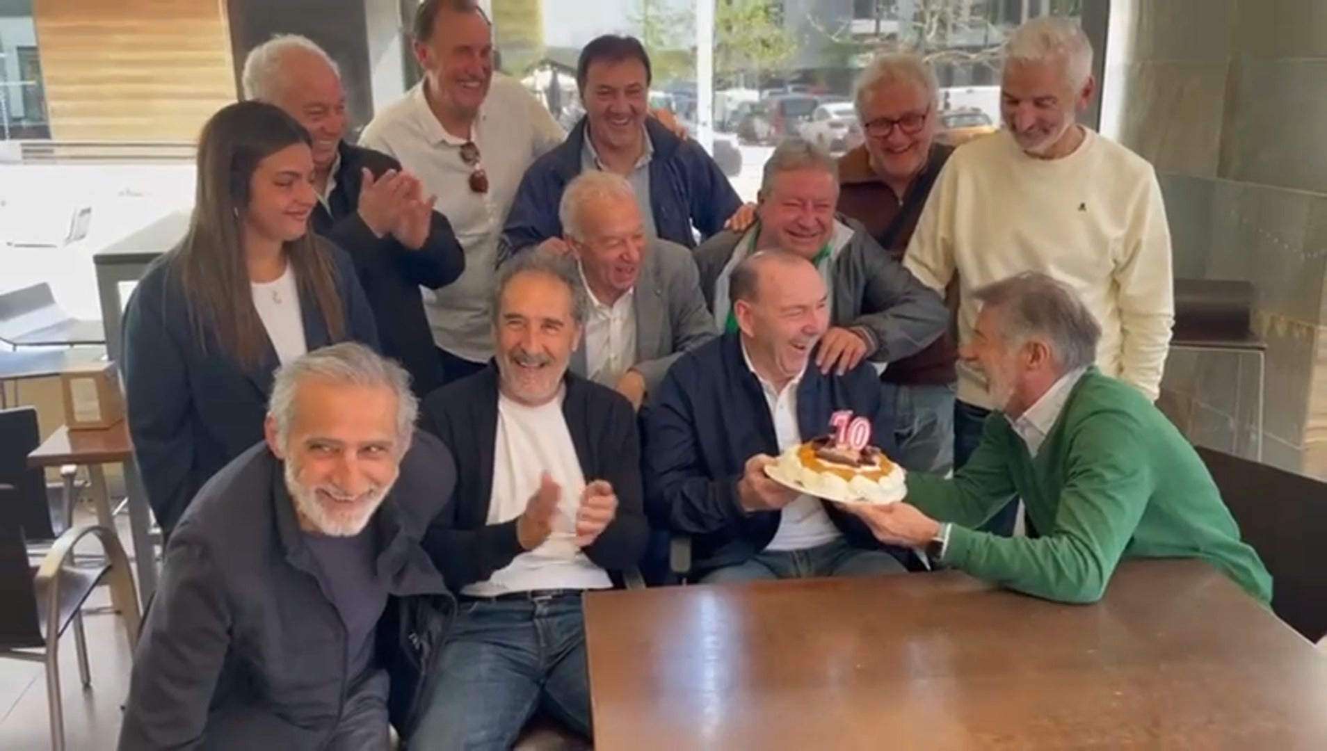 Así le cantaron el cumpleaños feliz a Cundi sus antiguos compañeros del Sporting
