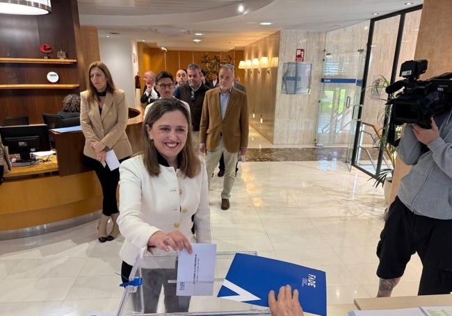 María Calvo ejerciendo su derecho a voto.