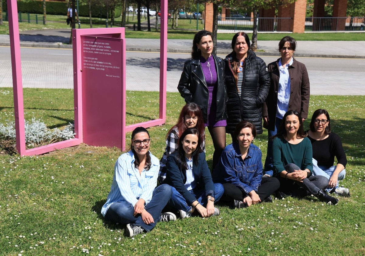 Trabajadoras de 'La Casa Malva' de Gijón, posan muy sonrientes tras recibir la noticia del galardón.