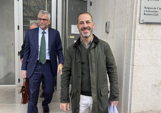 El alcalde de Siero, Ángel García, 'Cepi', a la salida del juzgado de La Pola, el pasado noviembre.