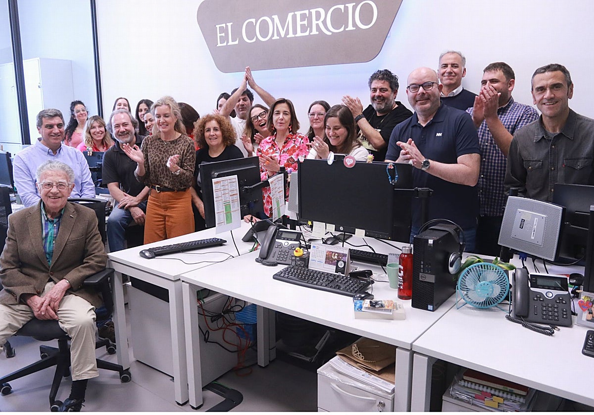 Periodistas de EL COMERCIO ovacionan a Janel Cuesta en la redacción.