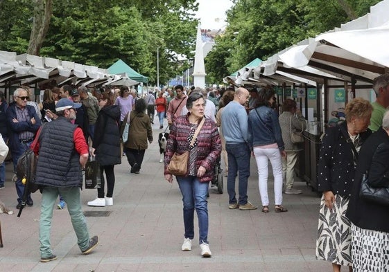 Asistentes al Mercado Artesano y Ecológico de Avilés, en una edición pasada.
