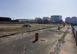 Suelos de titularidad municipal en los antiguos astilleros de Naval Gijón.