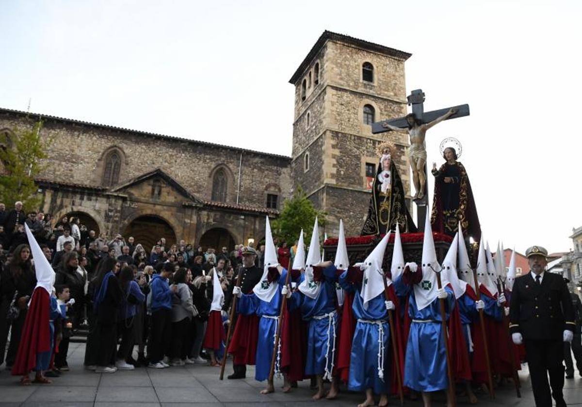 Una procesión de Semana Santa en Avilés.