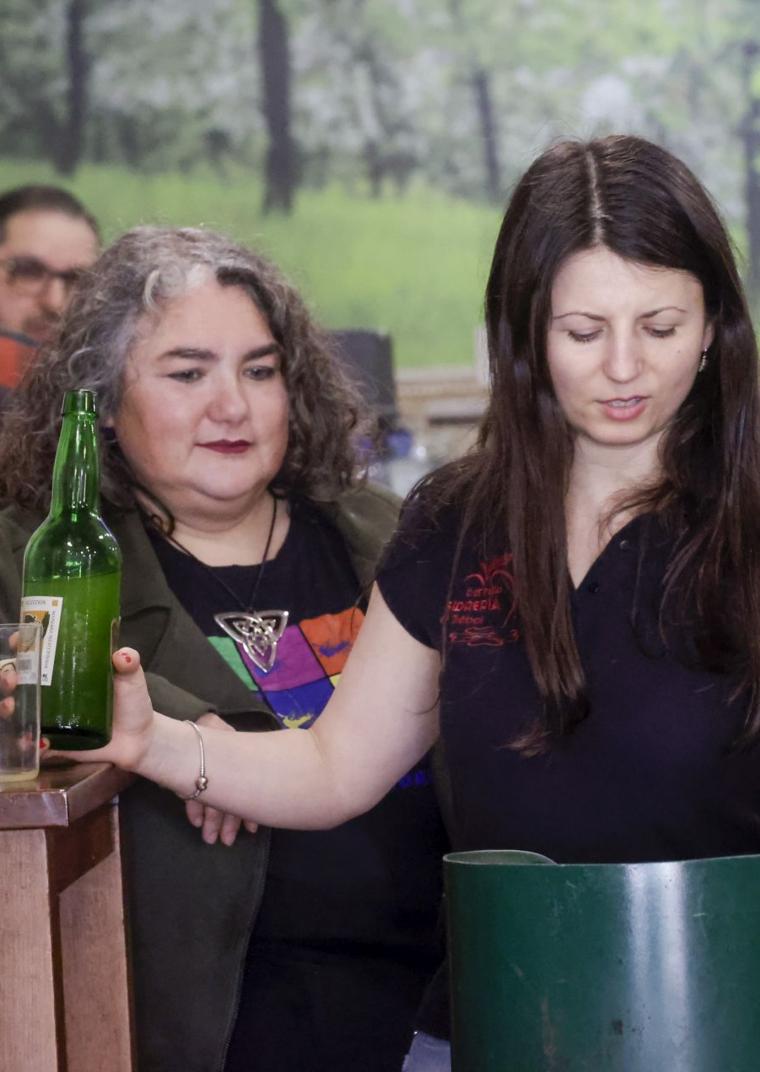 Imagen - Ángela le echa un culín a Llucía en El Trébol.